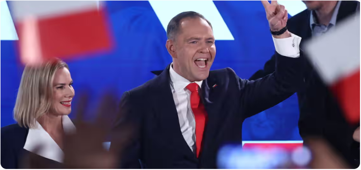 ChaTTaBox_Com's tweet photo. Poland stands at a crossroads โ will Nawrockiโs presidency steer the nation closer to or further from the EU?
https://t.co/TugcEpgD82
#PolandPolitics #Nawrocki #EuropeanUnion
#EUIntegration #PolishPresident #EasternEurope
#EUPolitics #PolandEU #PoliticalChange #EUFuture https://t.co/HZsQSCkrqR