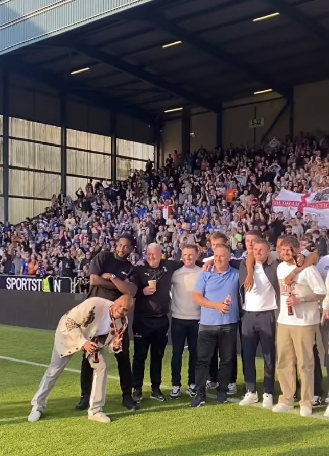 PearsonSFA's tweet image. Just the best news @KellyTattersall. Here’s a few pics from tonight’s celebrations @OfficialOAFC #OldhamHour #OAFC