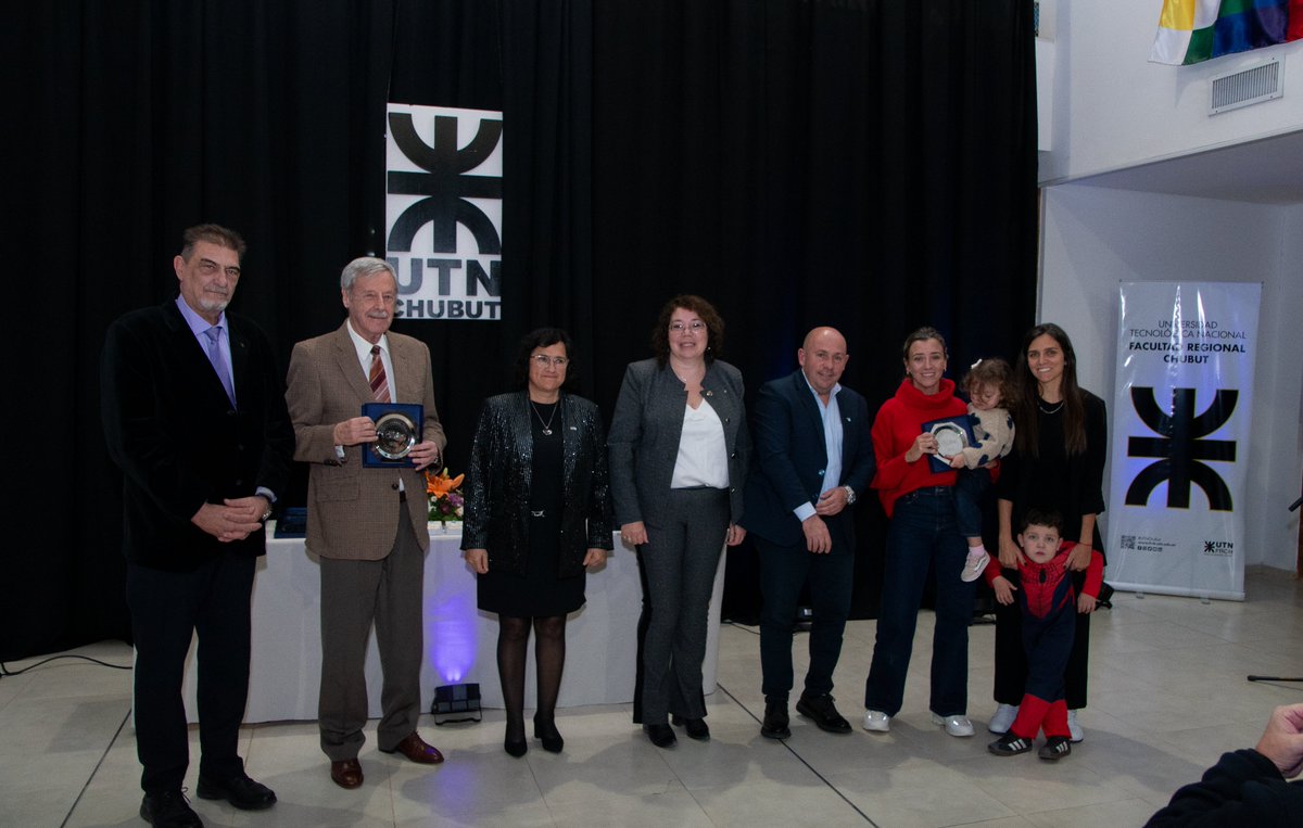 🎓 Con homenajes, música, reconocimientos y anuncios, la #UTN celebró los 40 años de la Facultad Regional Chubut.

Autoridades locales, regionales y nacionales acompañaron un acto cargado de historia y compromiso con el territorio.

#FRCh40Años #UTNChubut #UniversidadPública 💙