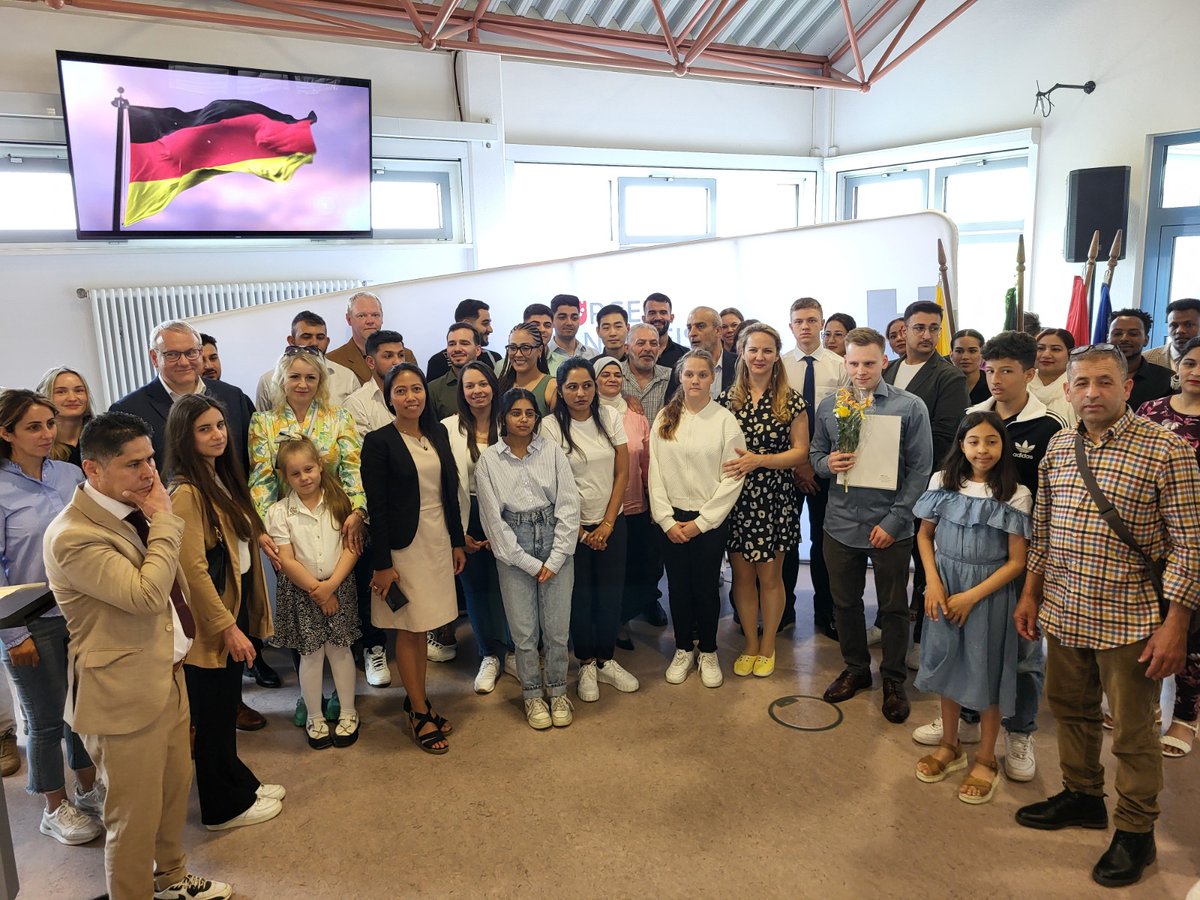 55 Frauen, Männer und Kinder aus 21 Ländern habe ich heute im Landratsamt Burgenlandkreis die deutsche #Staatsbürgerschaft verliehen. Alle stehen auf eigenen Füßen als Ärztin, Erzieherin, Kraftfahrer, Mechatroniker, Altenpfleger, Gastronom oder Mathematiker. Bewegende Schicksale