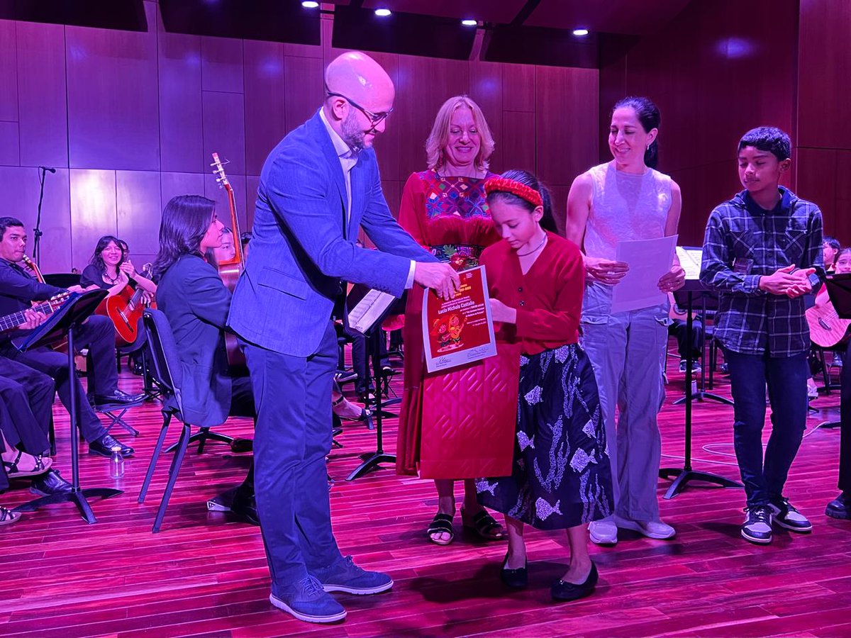 EmbaMexPan's tweet photo. 🎸 Gran cierre del 3er Festival de Guitarra “Los Niños Tocan Tan-Bien” Panamá 2025, organizado por la Asociación Guitarrística de Panamá con el apoyo de @MiCulturaPma 🇵🇦, y en el cual participaron exitosamente niñas y niños mexicanos de la Orquesta de Guitarras Atlixcáyotl 🇲🇽

Gracias a la Mtra. Nadia Borislova por invitar a  @EmbaMexPan a apoyar y ser parte de este maravilloso esfuerzo artístico binacional y multicultural.