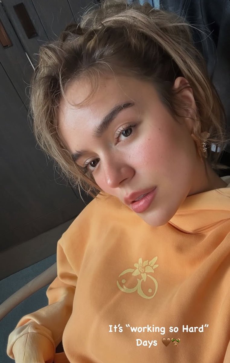 KAROL G ESTÁ LLEGANDO MUY FUERTE Y SU MERCH DE LA NUEVA ERA MUEROOOO 😩🧡🪇💋