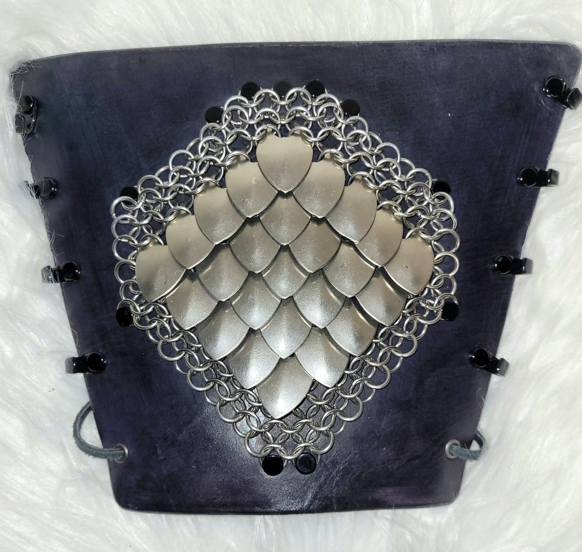 Ragnarok_2025's tweet image. Scale, chain and scalemaille bracer. Last of the large scales I had, so I put it on some leather. I think it turned out well. $150 takes it home 😊 #scalemaille #chainmaille #eatherwork #larp #SupportSmallBusiness #edmonton #yeg