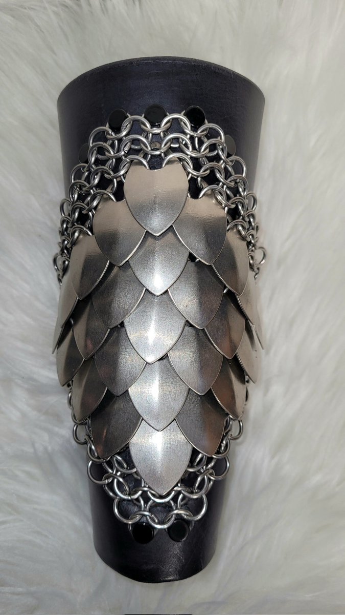 Ragnarok_2025's tweet image. Scale, chain and scalemaille bracer. Last of the large scales I had, so I put it on some leather. I think it turned out well. $150 takes it home 😊 #scalemaille #chainmaille #eatherwork #larp #SupportSmallBusiness #edmonton #yeg