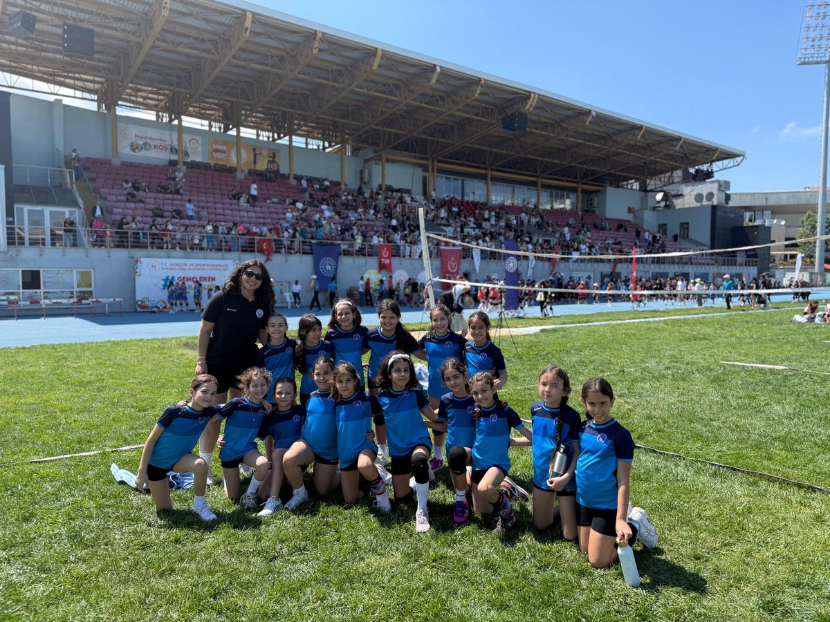 acisporkulubu's tweet photo. Gr 3 Voleybol Takımımız, TVF Minik Kızlar Mini Voleybol Şenliği’ne katıldı. Şenlik maçlarının sonuncusunu Burhan Felek Atletizm Pisti’nde oynayan takımımız, etkinliği madalya ve sertifikalarını alarak tamamladı. https://t.co/2bQ2QGmkxL