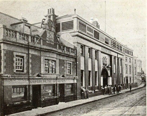 The Royal Brewery, Brentford closed #otd in 1923. The brewery stood at nos 21-27 Brentford High Street, where Waterman’s Park is today. The brewery’s origins go back to at least 1735 when a Francis Harvest was known to be brewing on the site. brentfordandchiswicklhs.org.uk/brentford-chis…