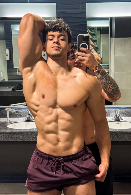 centralreality's tweet image. Filho caçula de Carla Perez e Xanddy chama a atenção dos internautas ao mostrar físico sarado nas redes sociais aos 22 anos.