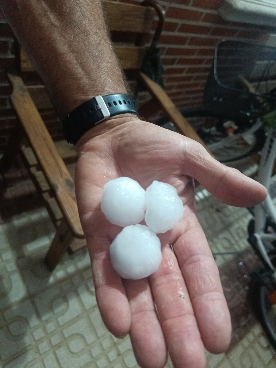 borjaius's tweet photo. @meteo365_es Han caído pelotas de ping pong https://t.co/JMbNHfCIMo