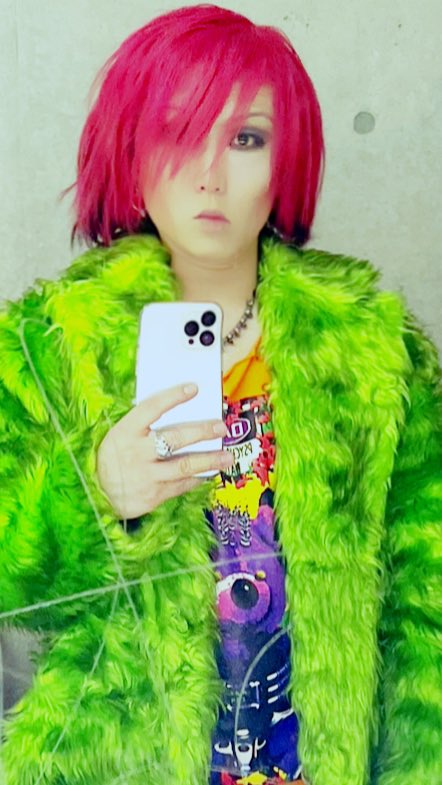 everfree_matsu's tweet photo. 写真は一昨年のhideバ。
痩せ加工してますが減量とガチメイクでこれくらいの再現したいな🤔

私が所属してますhidewithSpreadBeaverのトリビュートバンドのライブ出演が7月、9月、10月と今年は続きますので本格的にダイエット開始します！

#hidewithSpreadBeaver
#PSYCLONE
#hideコス https://t.co/E8hpFta5Ff