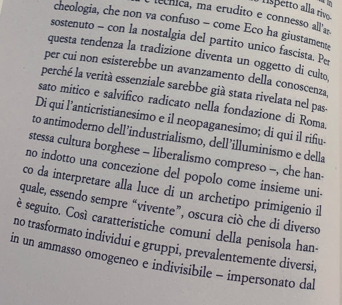 La critica ex cathedra di Carandini:
Giuli «abbandoni il culto della sacralità stile Evola e torni allo studio della sacralità stile Brelich.
Da magister vorrei indurre il minister a superare il suo ‘conservatorismo tradizionalista’, avvicinandosi a un ‘conservatorismo liberale’»