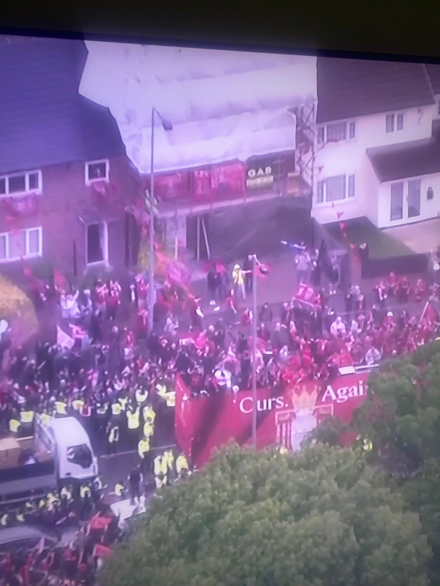 When Arne Slot said to the lads last week on the parade Boys, I’m gonna stop the bus here, I know we’ve just won the league, but, I want you all to see this Look at the temporary roof the Lads at GAB have done!! Take it in boys, we’re gonna hang this photo in the Louvre..drive on