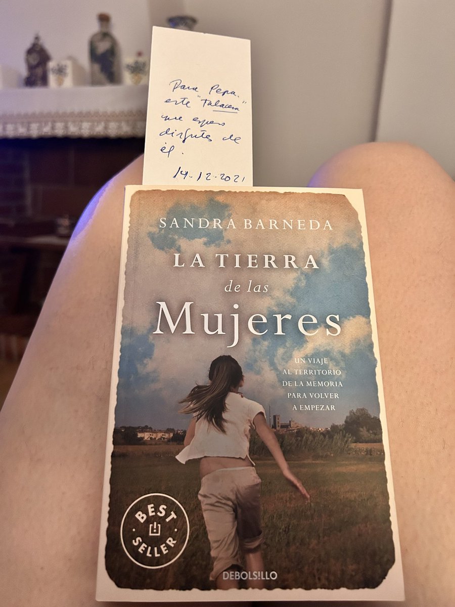 Empieza Junio, los rayos de sol se despiden, dan comienzo al brillo de las estrellas de esta noche primaveral mientras empiezo a leer esta novela <a href="/SandraBarneda/">Sandra Barneda</a> .  #milectura #latierradelasmujeres #miescritorafavorita