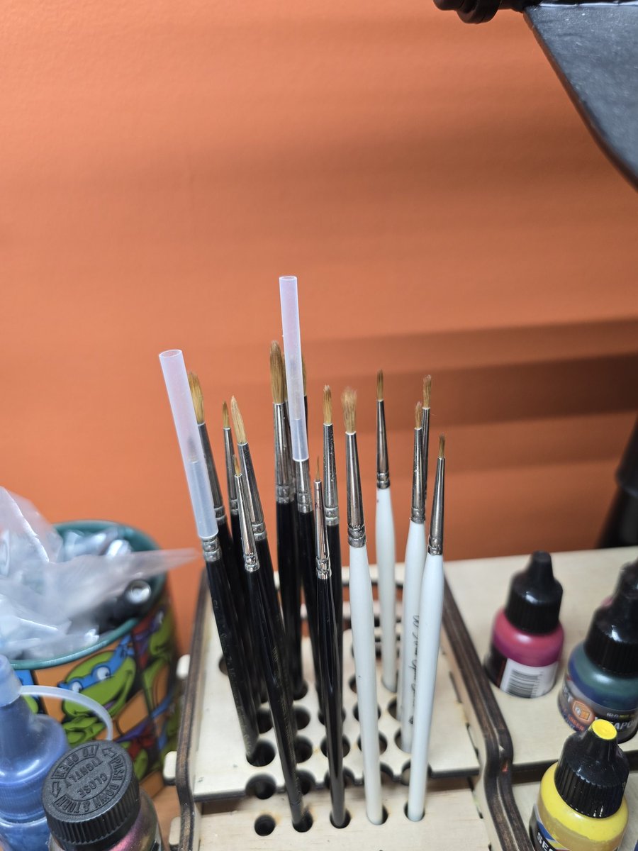 BookwormPainter's tweet photo. Spa day last night for my brushes. A friend who just got into the hobby thought I was joking. Kolinsky brush life. https://t.co/HEFujujCU3