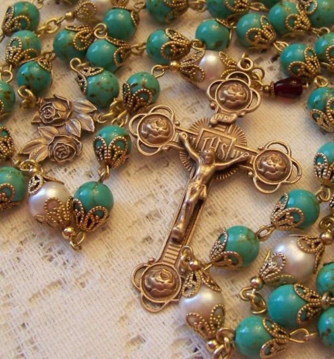 “Si quieren que la paz reine en sus hogares y en su país, recen todos los días el Rosario en familia”. San Pío X