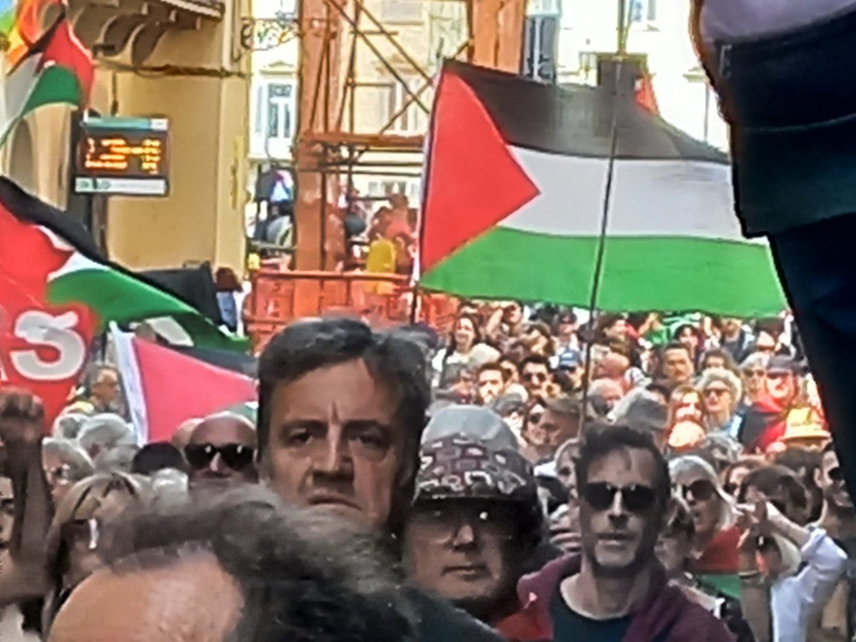 GianlucaSolera's tweet photo. Molto di più deve essere messo in campo, se non vogliamo che l’impunità che concediamo a Israele finisca per distruggere anche le nostre democrazie.
La prima cosa da fare è di forzare il blocco attorno a Gaza per fare entrare gli aiuti umanitari. Read: https://t.co/bX4ySsi5re https://t.co/i8WK4Dglls
