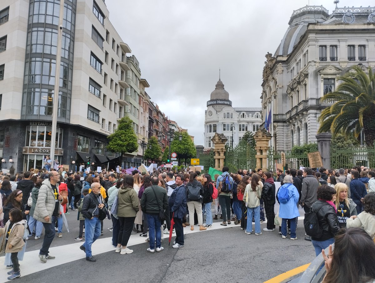 Rafa Valdés (@rafarvaldes) on Twitter photo Movilización esti mediudía de los y les profesores de la educación pública na capital d'Asturies.
<a href="/SUATEA/">SUATEA-Intersindical Asturiana</a> <a href="/SuateaE49463/">SUATEA Sindicato de Enseñanza</a> <a href="/AleixR_p/">Aleix R_p</a> <a href="/aleidoscopic/">Alejandro Roxán</a> <a href="/sscollantes/">Sergio S. Collantes</a> <a href="/odiupositivu/">Moran</a> <a href="/DiegoDazAlonso1/">Diego Díaz Alonso</a> <a href="/dsolislletres/">Diego Solís 🌱</a> <a href="/RadioQK/">Radio QK</a> <a href="/RadioKras/">Radio Kras</a> <a href="/Alderiques/">Alderiques</a> <a href="/gerclouds/">Pablo Batalla 🇵🇸🇺🇦</a> <a href="/pablotexon/">Pablo Texón</a> <a href="/PabloTata92/">Pablo Alcántara Pérez</a> Movilización esti mediudía de los y les profesores de la educación pública na capital d'Asturies.
<a href="/SUATEA/">SUATEA-Intersindical Asturiana</a> <a href="/SuateaE49463/">SUATEA Sindicato de Enseñanza</a> <a href="/AleixR_p/">Aleix R_p</a> <a href="/aleidoscopic/">Alejandro Roxán</a> <a href="/sscollantes/">Sergio S. Collantes</a> <a href="/odiupositivu/">Moran</a> <a href="/DiegoDazAlonso1/">Diego Díaz Alonso</a> <a href="/dsolislletres/">Diego Solís 🌱</a> <a href="/RadioQK/">Radio QK</a> <a href="/RadioKras/">Radio Kras</a> <a href="/Alderiques/">Alderiques</a> <a href="/gerclouds/">Pablo Batalla 🇵🇸🇺🇦</a> <a href="/pablotexon/">Pablo Texón</a> <a href="/PabloTata92/">Pablo Alcántara Pérez</a>