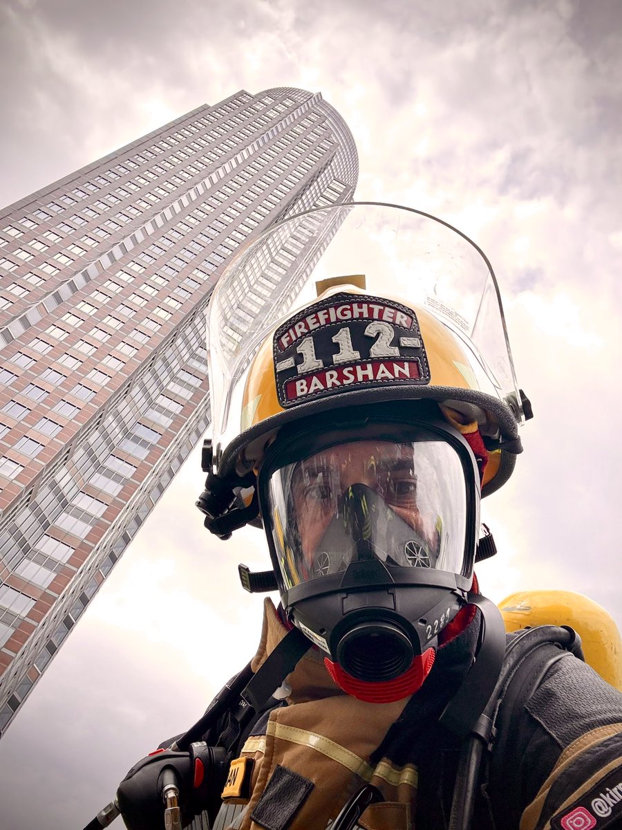 Yeri gelir gökdelenden, yeri gelir suyun altından, yeri gelir enkazdan ve yeri gelir cehennemin dibinden, canlı hayatını kurtarmaktır amacımız ve bize ihtiyaç olduğunda orada olmaktır itfaiyeci olmak.