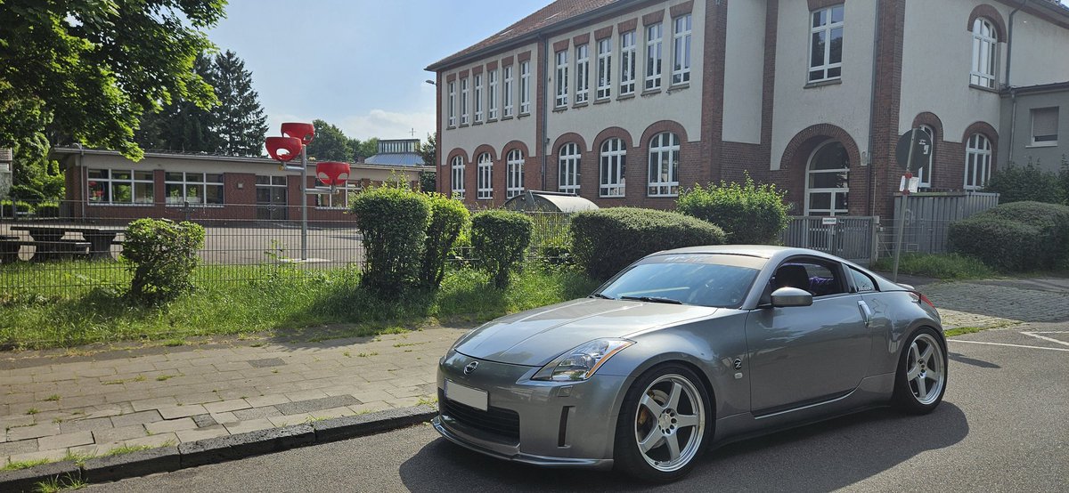 Me and the Z  at my elementary school i left over 20y ago but not really grown-up 🤣✌️