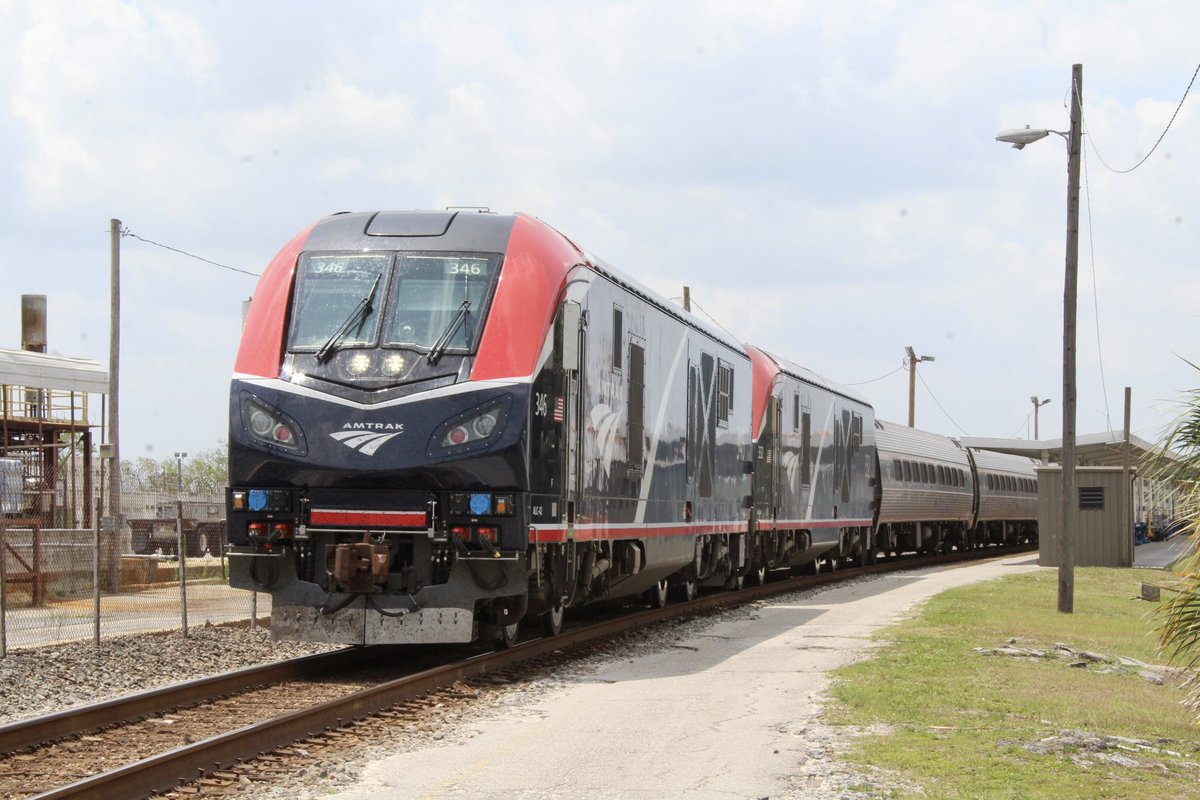 Amtrak's Northbound Silver Meteor #98 calls at Winter Haven, Florida for Passenger on its daily run up the East Coast from Miami to New York City. Video of 98 and other Trains i captured across Central Florida: youtu.be/5xxP6PHSWK0