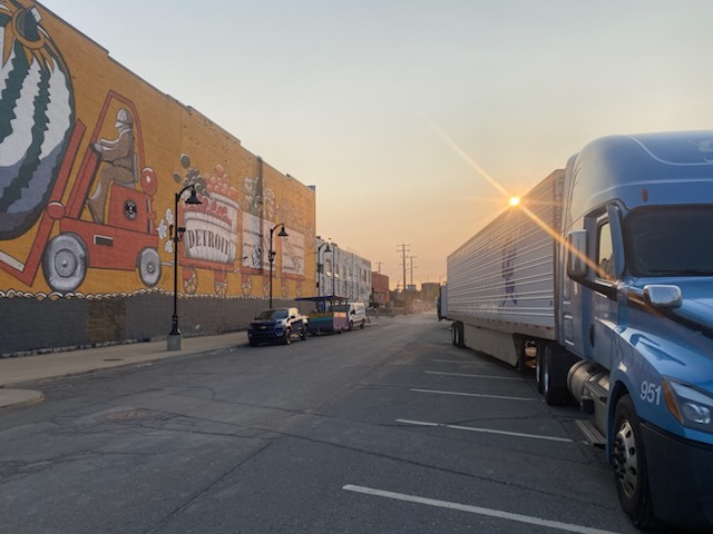 CEIOHIO's tweet image. A sunny sunrise picture and a delivery in Detroit to start off the week🌄

Here's to a good start of June! Thanks to South Carolina driver, Alec, for sharing this photo 📸