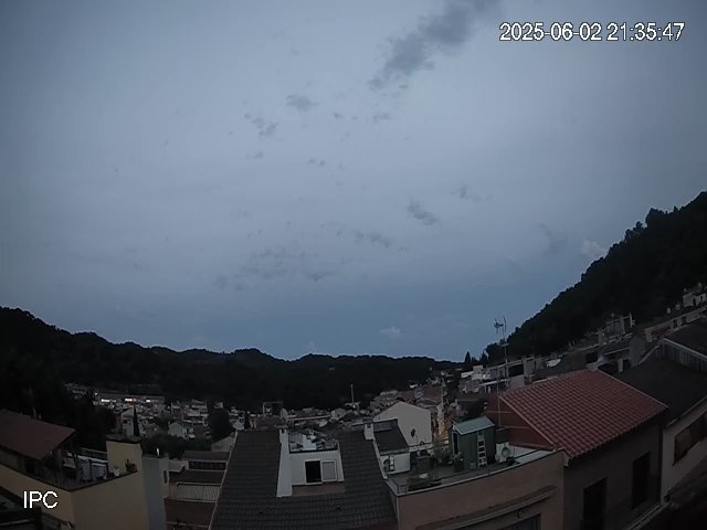 MeteoAdM's tweet photo. #Bonanit des de la part alta d'#ArenysdeMunt Doncs aquest #dilluns ha vingut encapçalat per un #matí #migdia enterbolits, enteranyinat i amb #Calor. Després a la #tarda el vent de #gregal NE s'ha encarregat de fer 📉 la humitat i refrescar una mica l'àmbient Segueix el fil👇 https://t.co/g5ggfs54RL