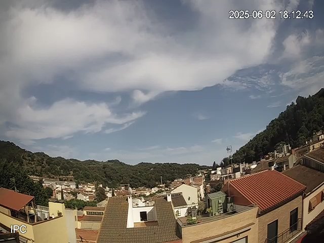 MeteoAdM's tweet photo. #Bonanit des de la part alta d'#ArenysdeMunt Doncs aquest #dilluns ha vingut encapçalat per un #matí #migdia enterbolits, enteranyinat i amb #Calor. Després a la #tarda el vent de #gregal NE s'ha encarregat de fer 📉 la humitat i refrescar una mica l'àmbient Segueix el fil👇 https://t.co/g5ggfs54RL