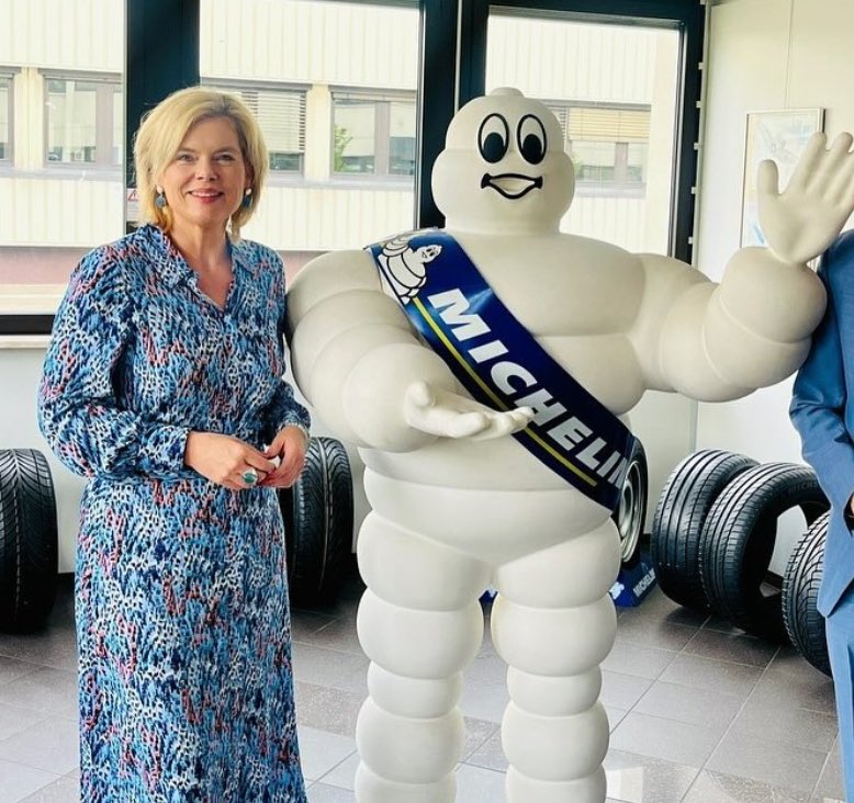 Auf dem Bild: Eine der erbärmlichsten deutschen Werbefiguren daneben das Michelin Männchen!