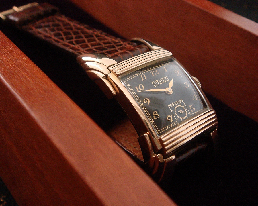 svintagewatches's tweet image. Extraordinarily rare, magnificently original men's "Bat-Wing" Gruen Curvex wristwatch fitted with vintage new-old stock alligator strap; offered in a custom-fitted presentation case, circa 1940.

#gruenwatches #gruenbatwing #rarewatches #gruencurvex #classicwatches