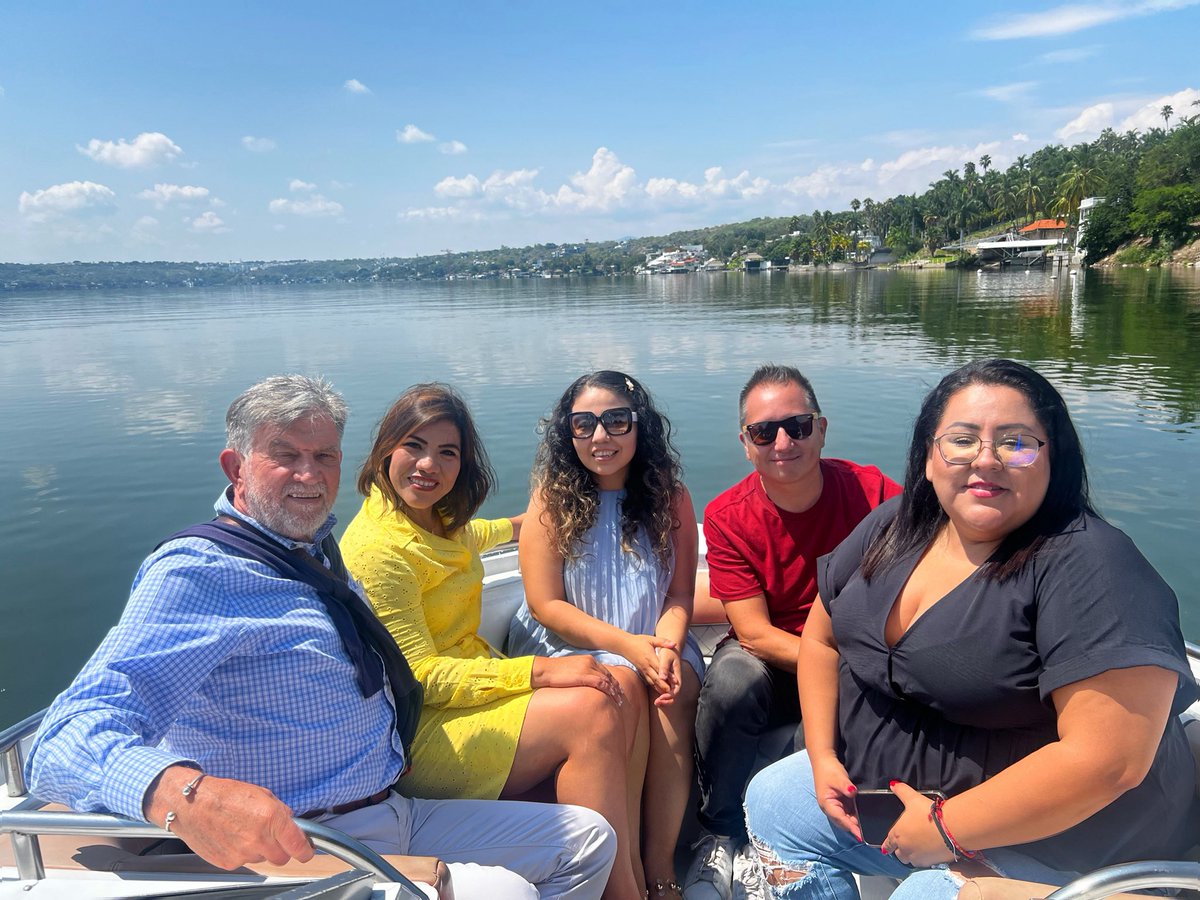 AriasViri's tweet photo. Más programas de @ElTxoroMatutino en paraísos como #Teques 🎙️🌴🌊
Gracias #KeylaFigueroa directora del @FILATEQ por ser una excelente anfitriona, a #DonCangrejo por el delicioso desayuno con cecina de Puente de Ixtla y el paseito por el lago
📲 https://t.co/7WoTSOmsmd https://t.co/ixSh6YbRX4