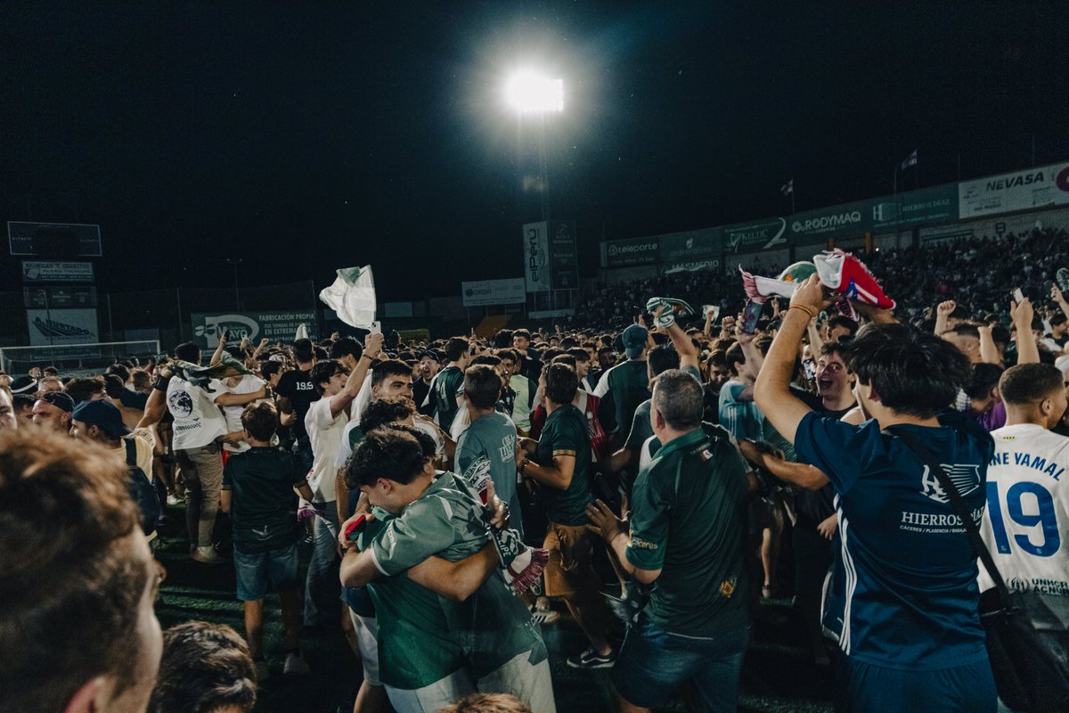 Extremadura Deportes (@deportescex) on Twitter photo EL 'TERTULIÓN' DE NUESTRA CHAMPIONS |
⌛️ 45 minutos sólo de nuestro fútbol.
#⃣ Capítulo 31.
🗣️ Con <a href="/fernandosb9/">F.Sosa</a>, <a href="/NONOSAAVEDRA/">@NONOSAAVEDRA</a>, <a href="/soloMeridaAD/">Javi SoloMeridaAD</a>, <a href="/FenryGaston/">Fenry Gastón</a>, <a href="/MarcosAndujar/">Marcos Andújar</a>, <a href="/josepachecogar1/">jose pacheco garcia</a>, <a href="/avilarojas81/">Miguel Angel Avila Rojas</a> y <a href="/FGallego__/">Fernando Gallego</a>.
▶️ ESCÚCHALO EN NUESTRA WEB 📻:
canalextremadura.es/a-la-carta/min… EL 'TERTULIÓN' DE NUESTRA CHAMPIONS |
⌛️ 45 minutos sólo de nuestro fútbol.
#⃣ Capítulo 31.
🗣️ Con <a href="/fernandosb9/">F.Sosa</a>, <a href="/NONOSAAVEDRA/">@NONOSAAVEDRA</a>, <a href="/soloMeridaAD/">Javi SoloMeridaAD</a>, <a href="/FenryGaston/">Fenry Gastón</a>, <a href="/MarcosAndujar/">Marcos Andújar</a>, <a href="/josepachecogar1/">jose pacheco garcia</a>, <a href="/avilarojas81/">Miguel Angel Avila Rojas</a> y <a href="/FGallego__/">Fernando Gallego</a>.
▶️ ESCÚCHALO EN NUESTRA WEB 📻:
canalextremadura.es/a-la-carta/min…
