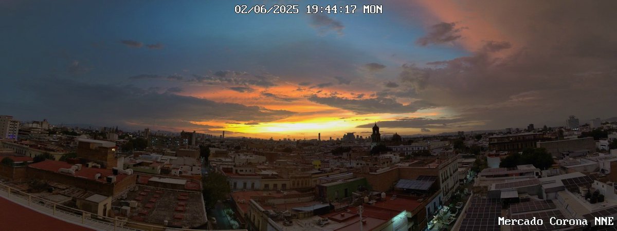 BorisComi's tweet photo. Impresionantes postales en #Guadalajara durante este atardecer de lunes. Fuente: #RUOAG https://t.co/YJBefPgsmc