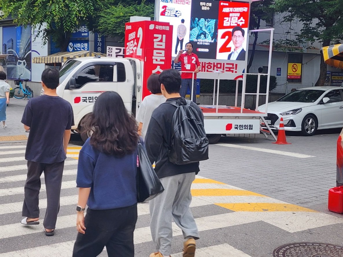 선거운동 마지막날인 2일 밤까지 #심재철 #국민의힘 #경기도 총괄선대위원장은 지역구인 #안양동안을 지역의 가장 왕래 인구가 많은 길거리에서 #김문수 #대통령후보'가 당선되어야 할 이유와 #이재명 후보의 잘못된 행적을 비교하며 김후보에 대한 지지를 호소했습니다.