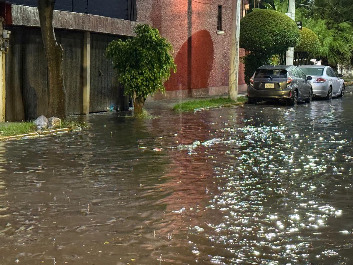 CiudActivos's tweet image. Otra vez inundación en calle Liorna y eso que la lluvia fue moderada!! Eviten la circulación porque de nuevo se botaron tapas de coladeras y puede haber accidentes. Esto es con NvaOtalCoapa @TlalpanAl @NoticiasImagen @nmasforo @AztecaNoticias