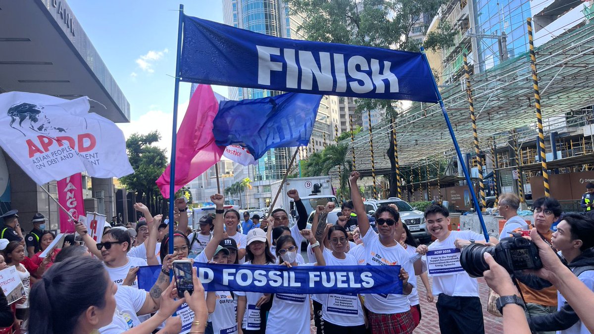 APMDD (@asianpeoplesmvt) on Twitter photo LOOK: — a symbolic protest run "Race Behind 1.5" is happening in front of <a href="/ADB_HQ/">Asian Development Bank</a> on day 2 of the Asia Clean Energy Forum (ACEF) 2025 to expose ADB"s financing of gas, waste-to-energy incinerators & destructive large infra in the guise of "clean energy."
#EndFossilFuels LOOK: — a symbolic protest run "Race Behind 1.5" is happening in front of <a href="/ADB_HQ/">Asian Development Bank</a> on day 2 of the Asia Clean Energy Forum (ACEF) 2025 to expose ADB"s financing of gas, waste-to-energy incinerators & destructive large infra in the guise of "clean energy."
#EndFossilFuels