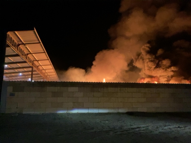 Vanwege de omvang en hoeveelheid balen geperst papier heeft de brandweer opgeschaald naar zeer grote brand. Door de brand is er veel rookontwikkeling. Bij overlast...  <a href="/Gem_Oosterhout/">Gemeente Oosterhout</a> 👉 Meer informatie: vrmwb.nl/actueel/202506…