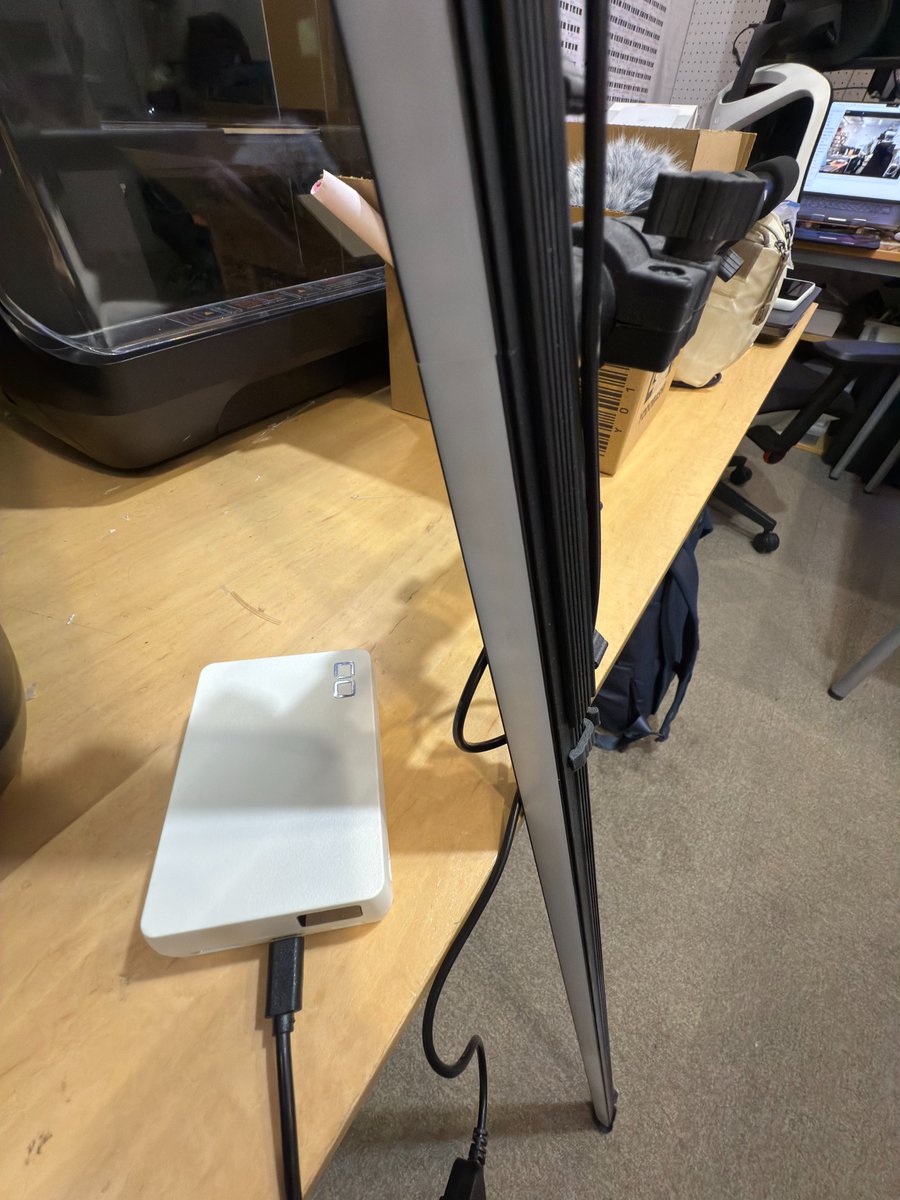 HokushoM's tweet image. 写真研究領域の3年生がpixelstickに興味津々✨ 久々に引っ張り出してきました！
モバイルバッテリーで動くことを発見して、電池切れの心配なし🔋 これでじっくり撮影に集中できそうです📸
#pixelstick #写真 #ライトペインティング #撮影