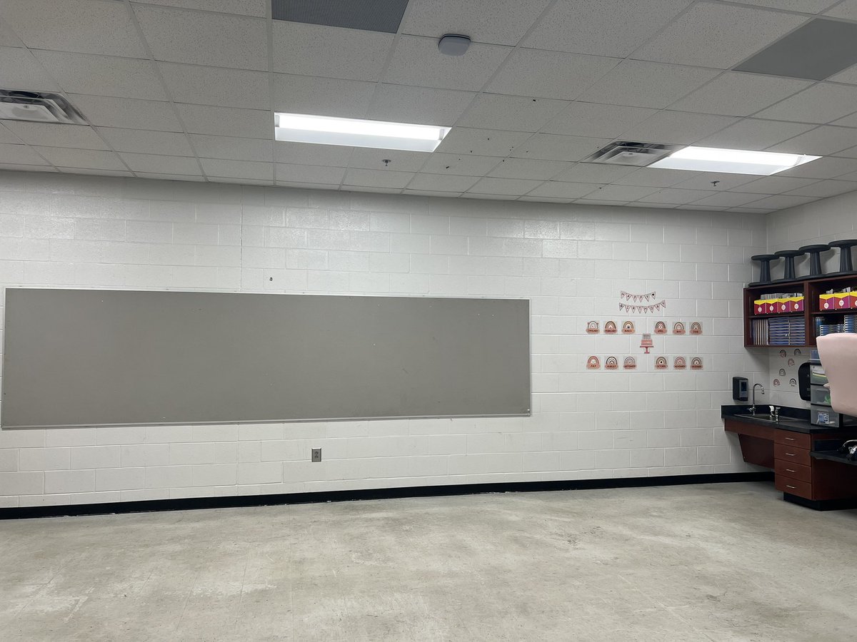 briscoe_mrs's tweet image. I’d love some classroom ideas from you. Nothing is off limits. I feel like my classroom is so bare and boring 🤣🤣

#classroom 
#teacherhelp