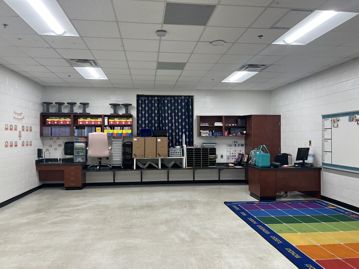 briscoe_mrs's tweet image. I’d love some classroom ideas from you. Nothing is off limits. I feel like my classroom is so bare and boring 🤣🤣

#classroom 
#teacherhelp
