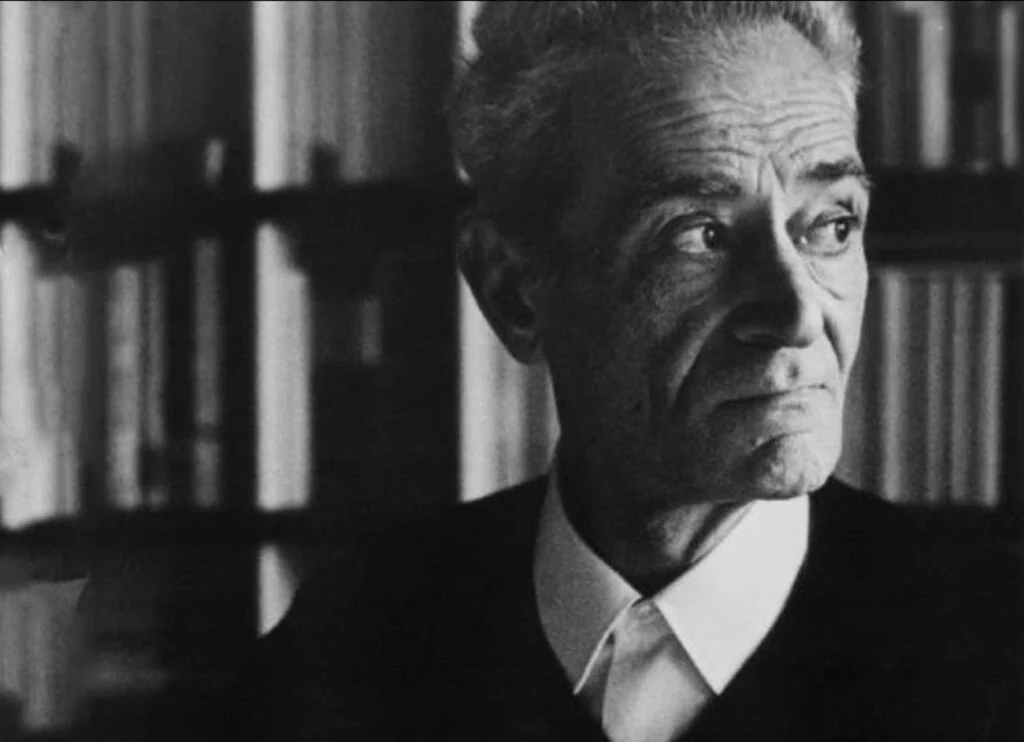 Amor, cómo está herido
el siglo, y cómo estamos solos
 —tú, yo— en la grisura
que no tiene nombre.

Giorgio Caproni

[La traducción es mía.]