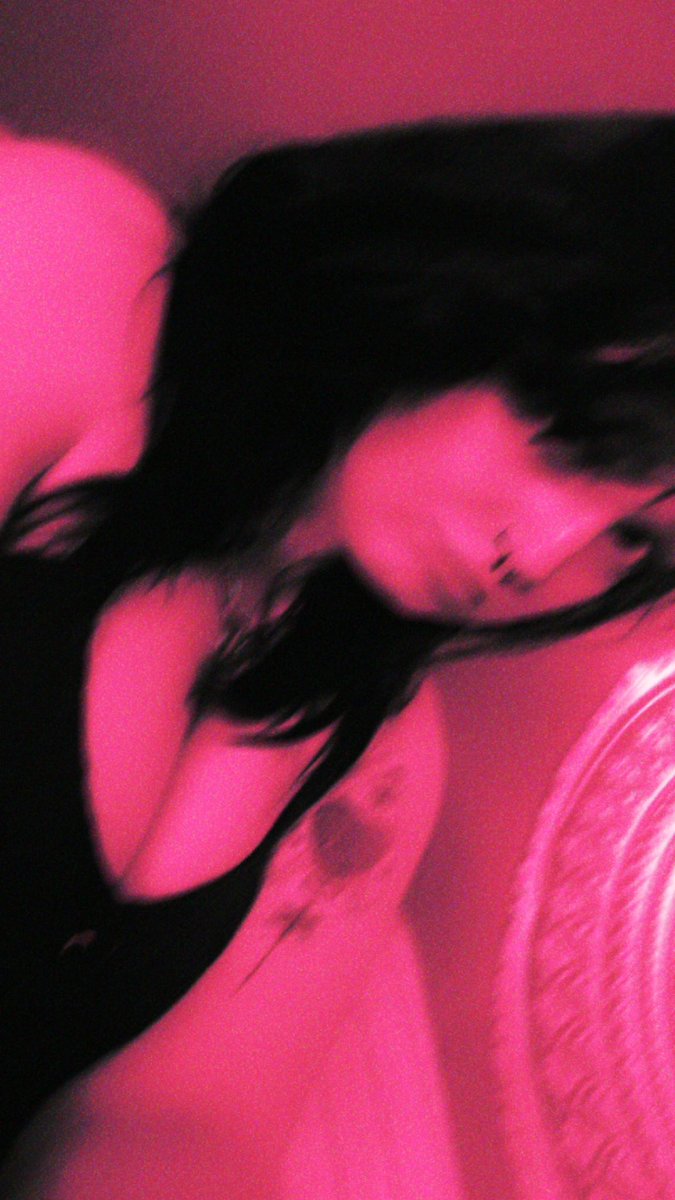 blimpyxox's tweet photo. i need a pay pig to empty their wallet for me https://t.co/TL9bz9Bjsn