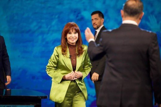Siempre un paso adelante.
<a href="/CFKArgentina/">Cristina Kirchner</a> habló de "una derecha cruel, sin plan y esotérica", de una reforma constitucional y de que se vote cada 4 años. 
Anunció que será candidata en la Provincia. 
Remarcó las frases "Nadie se salva solo" y "Lo viejo funciona Juan".
#CristinaEnM1