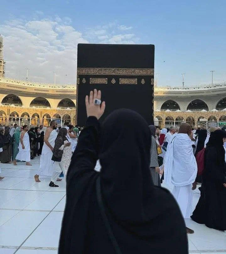 🌼اَلسَلامُ عَلَيْكُم وَرَحْمَةُ اَللهِ وَبَرَكاتُهُ🌼
    
🌸صباح الخیر والسعادہ 🌸..

يَا مُقَلِّبَ الْقُلُوْبِ ثَبِّتْ قَلْبِيْ عَليٰ دِينِكْ⁠۝

 ترجمہ: اے دلوں کو پھیرنے والے
میرے دل کو اپنے دین پر ثابت قدم رکھ.

آمین ثم آمین ☘️