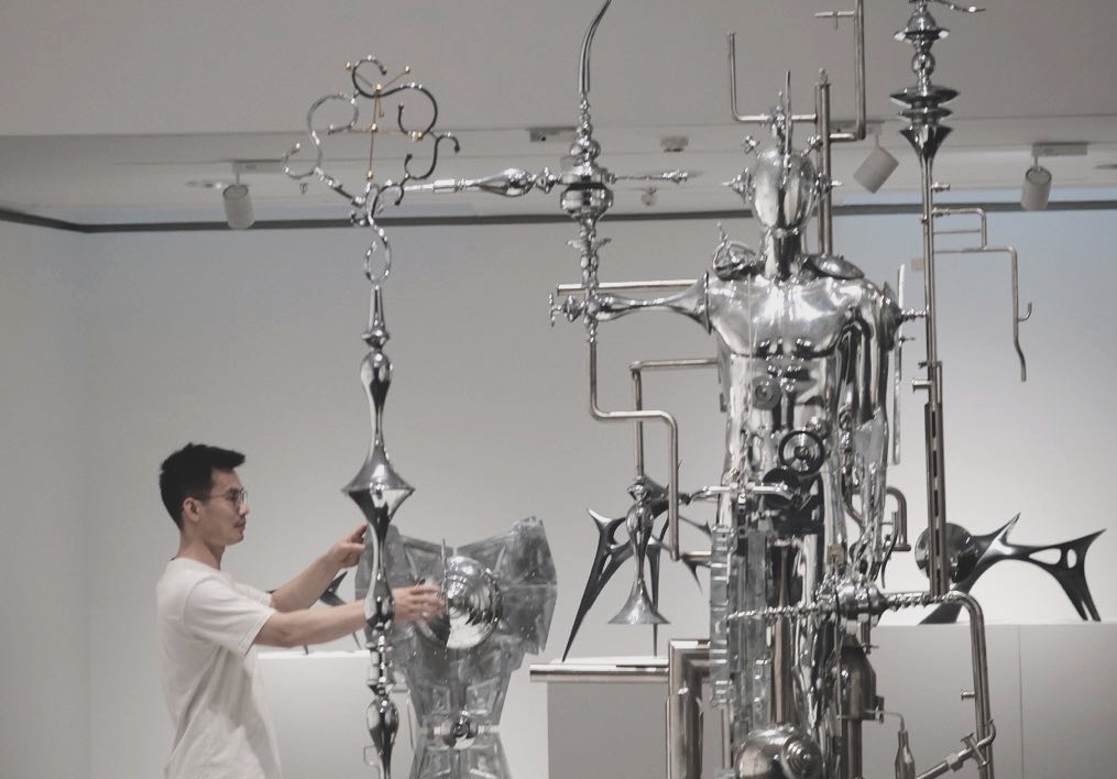 Tsinghua_AAD's tweet photo. Huang Renyu @Tsinghua_AAD's #GraduateExhibition features "Light Erosion", acrylic & metal exploring tech's impact on the body and time, and "The Color of Space", a reflective steel figure examining human presence through shifting light. #Sculpture #TechArt #GraduateSeason https://t.co/0QLFtnrRq0