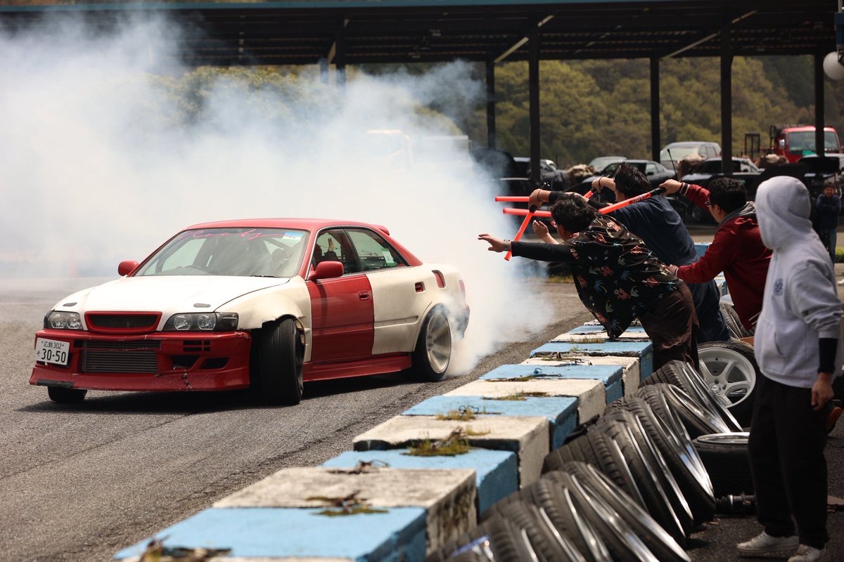 #廣島ドカ盛部隊
今週末アドレナリン走招待されたのでお伺いします！！！！
ドリフトは盛り上がってなんぼ！ギャラリーもぶち上げて行きましょう！
サーキットというフロアドカ沸かして行きます！！
皆にんじん棒は持ったな、行くぞォ！！！！！！
走る人もファンサお待ちしてます！タイヤカス上等！！