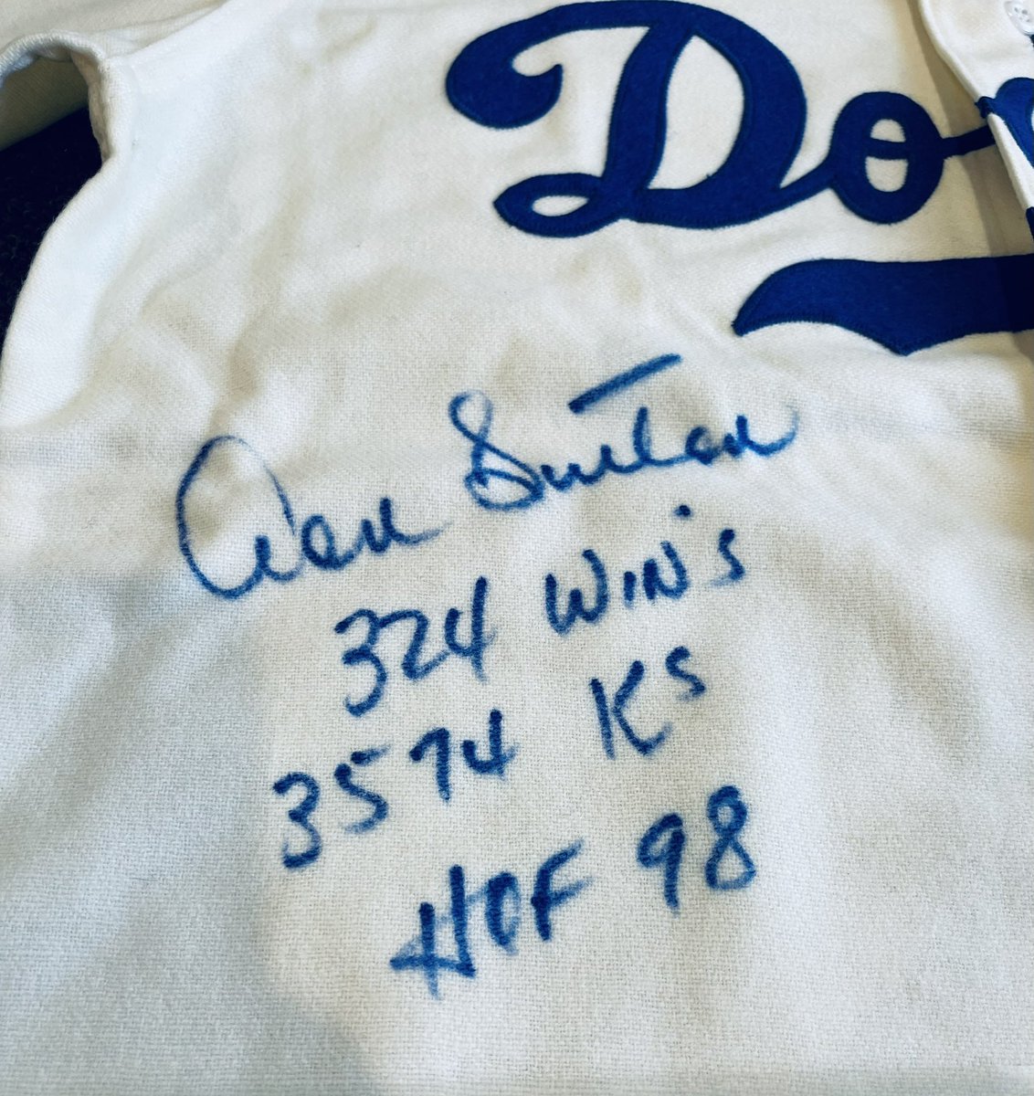 nela_soul's tweet image. Today’s pickup: Mitchell &amp;amp; Ness Don Sutton 3 stat autographed home jersey PSA DNA graded L.E. 14/20 

Special thanks to Scott Stimell of Cardboard Memories for even including the photo of Mr. Sutton autographing the jersey!! @dodgers #DonSutton #HOF