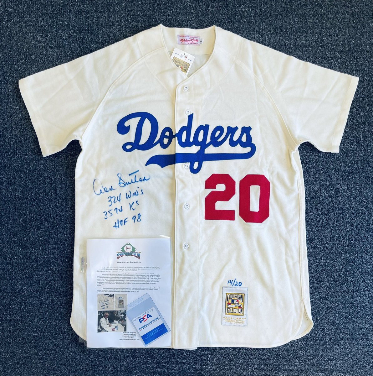 nela_soul's tweet image. Today’s pickup: Mitchell &amp;amp; Ness Don Sutton 3 stat autographed home jersey PSA DNA graded L.E. 14/20 

Special thanks to Scott Stimell of Cardboard Memories for even including the photo of Mr. Sutton autographing the jersey!! @dodgers #DonSutton #HOF