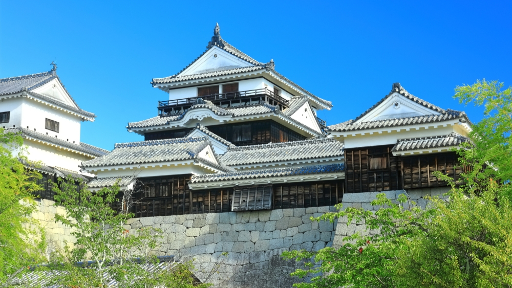 Gear up and explore Shikoku on #WorldBicycleDay 🚴‍♂️! Start the 1,000 km <a href="/cycling_shikoku/">四国一周サイクリング（公式）</a> at the Ehime Prefectural Government building, see the sights 🏞️, savor the food 🍜, &amp; collect stamps. Over 5,000 have taken the challenge!

#RegionalRevitalization