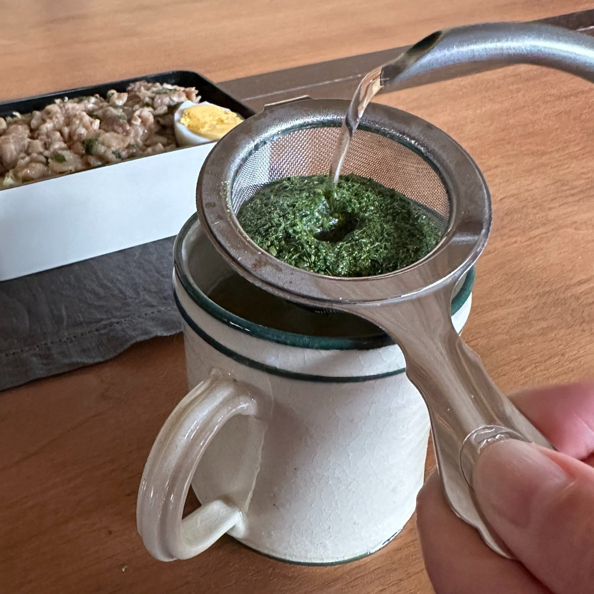 ippodo_tea_jp's tweet photo. これ、知ってます？花粉（はなこ）。
茶こしに大さじ1杯のお茶を入れて、お湯を注ぐだけで、熱々渋めのお茶がすぐにできちゃう優れもの。急須がない職場などにもおすすめです！ランチタイムクオリティが上がるかも🤭
https://t.co/HgLin55Ms3 https://t.co/VyoMVllIJn