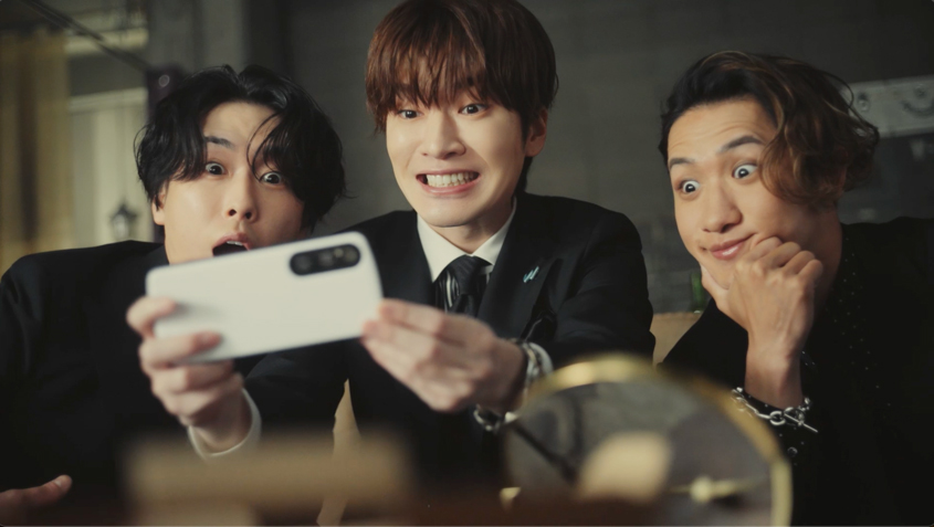 oricon's tweet photo. Snow Man深澤辰哉、宮舘涼太、岩本照
『WAVEカラーコンタクトRING』新CM公開❗️

カラコンで“ナチュラル盛れ”な3人が
ご機嫌で潜入任務へ向かう🕵️🕵️🕵️

自撮りに夢中になる場面は
素のテンションで撮影⁉️【動画あり】
https://t.co/3qazi0fj42

#SnowMan #変わろうWAVE_EYES https://t.co/LDplTDIkez