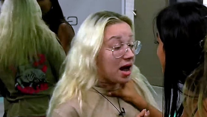 FefeBochorno's tweet photo. se ponían loquitas por un "almohadonazo" y con esto no. de cuarta son

#granhermano https://t.co/aQXHU8496O